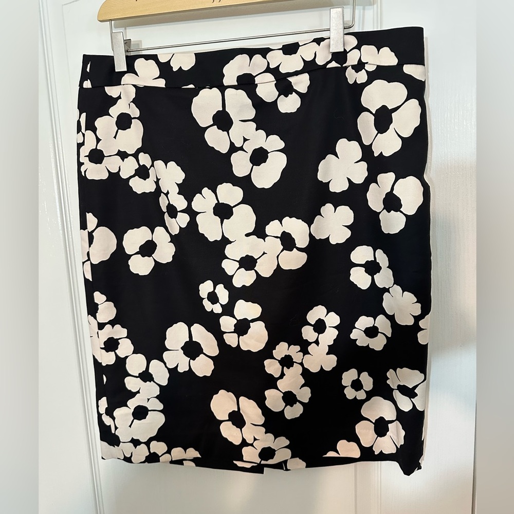 Loft Black White Floral Pencil Skirt With Back Zipper Size 14 NWOT
